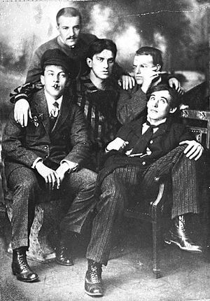 Sa lijeve ka desnoj strani: Aleksei Kruchyonykh, Vladimir Burliuk, Vladimir Mayakovsky, David Burliuk, and Benedikt Livshits.

